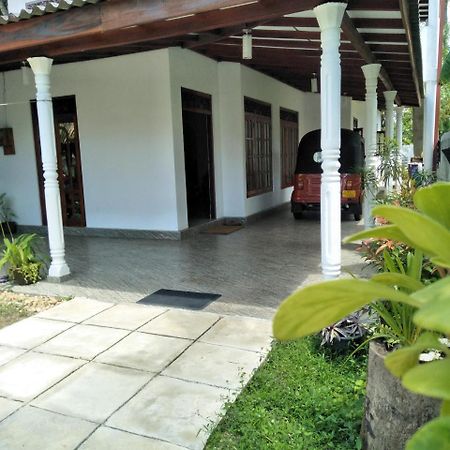 Southern Beach Surf Lodge Ahangama Exterior foto