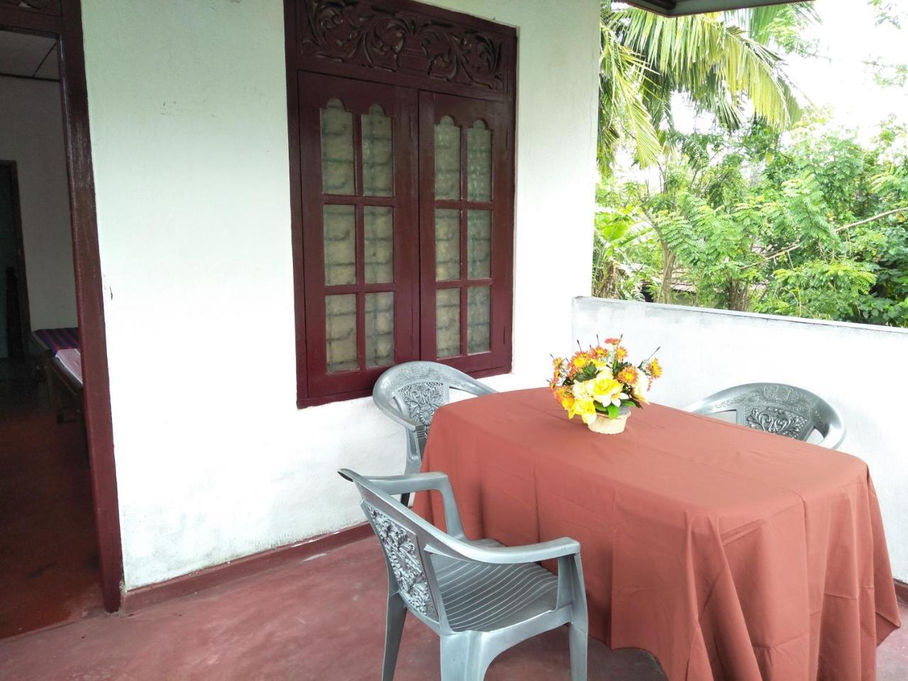 Southern Beach Surf Lodge Ahangama Exterior foto